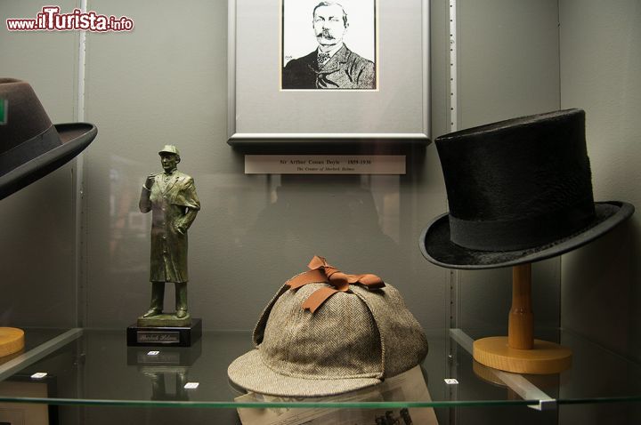 Immagine Cappelli al museo di Sherlock Holmes a Meiringen, Svizzera.