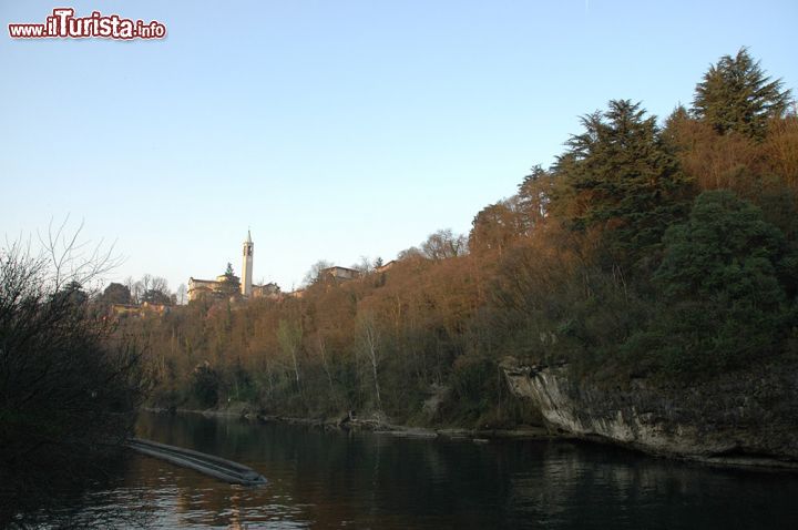 Immagine Il corso dell'Adda conduce a un altro comune: Capriate San Gervasio - situato al limitare tra la provincia di Milano e quella di Bergamo, il comune di Capriate San Gervasio svetta nello scenario del lungo fiume, grazie al campanile della Chiesa di Sant'Alessandro.