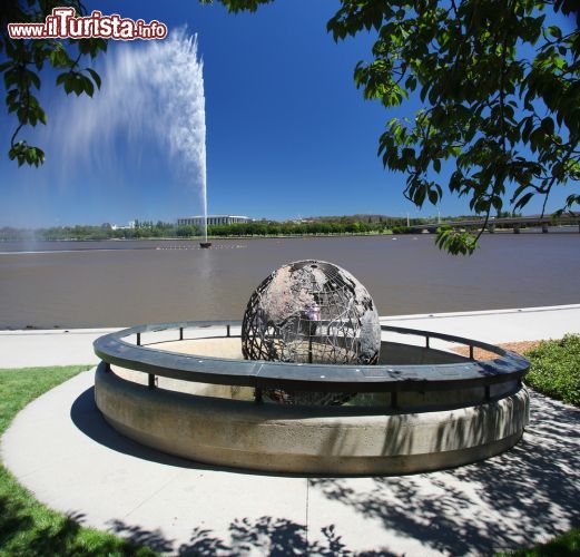 Immagine Captain Cook, Memorial Canberra, Australia - È storia nota a tutti che il capitano James Cook avvistò per primo le coste australiane. Quello che invece non molti sanno è che a lui è stato dedicato un bellissimo monumento, quello visibile nell'immagine. Il manufatto mostra le tappe percorse dal capitano in esplorazione ed è stato costruito grazie al Commonwealth - © Dan Breckwoldt / Shutterstock.com