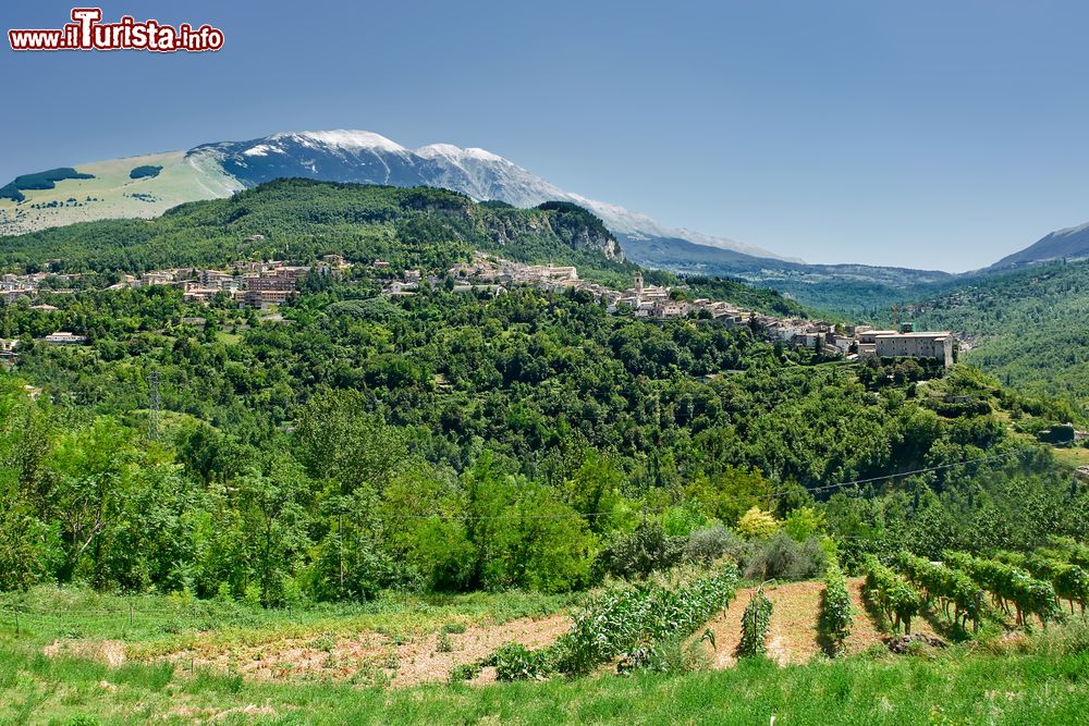 Immagine Caramanico Terme, un piccolo borgo tra le montagne dell'Abruzzo, Italia. Fra le attrazioni principali della cittadina ci sono le terme che offrono cure inalatorie e fanghi.