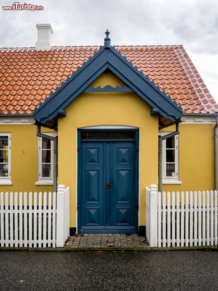 Immagine Una caratteristica casa gialla ocra nel centro di Skagen, Danimarca.