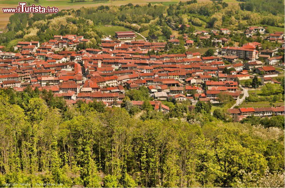 Immagine Caravino fotografata dal Castello di Masino, siamo in Piemonte - © MaPaSa / Shutterstock.com