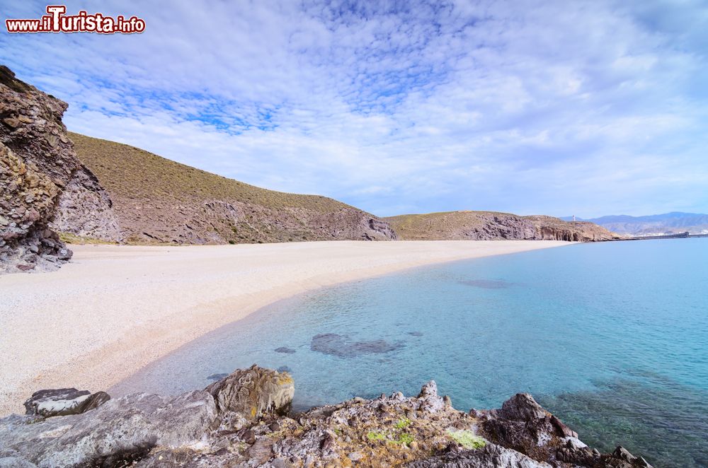 Immagine Carboneras, la magica Playa de los muertos nel parco naturale Cabo de Gata Nijar in Andalusia