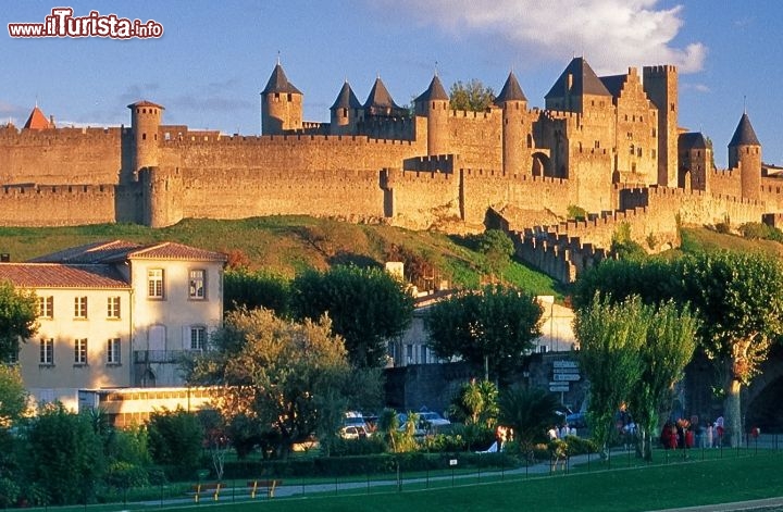 Immagine La Carcassonne  medievale e, sotto di essa, la Ville Basse più moderna, separate dal corso dell'Aude e collegate dal Ponte Vecchio. Il vero nome della città bassa è Bastide Saint Louis. Anche qui non mancano angoli suggestivi, tra viali alberati del Sette e Ottocento, i bastioni di St. Martial, di Montmorency e della Gran Torre, alcune residenze nobiliari e la cattedrale di San Michele- © Paul Palau