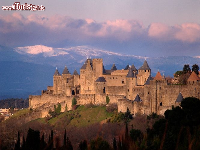 Immagine La cité fortificata di Carcassonne (Linguadoca-Rossiglione, Francia del sud) porta la firma di tanti popoli e personaggi: nei secoli Visigoti, Spagnoli, Saraceni e Crociati vi si avvicendarono, ma furono soprattutto i signori di Trencavel a lasciare il segno nel XII secolo, quando fecero costruire il Chateau Comtal e la Basilica del Nazareno - © Paul Palau