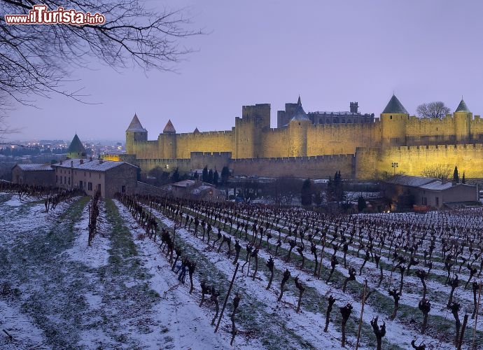 Immagine A Carcassonne, nel sud della Francia, il clima è mite tutto l'anno e le nevicate sono rare... eppure a volte la neve arriva e imbianca i tetti del borgo, le mura e i vitigni accanto alla città - © Paul Palau