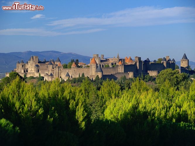Immagine Il borgo francese di Carcassonne è inconfondibile già a chilometri di distanza, man mano che ci si avvicina alla cittadella della Linguadoca-Rossiglione e si fanno più imponenti le sue mura. La doppia cinta muraria, fondata dai romani e ampliata dai visigoti, è a sua volta incorniciata dal verde di foreste e vigneti - © Paul Palau