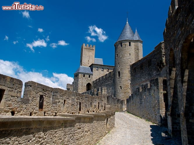 Immagine Le torri di Carcassonne si stagliano fiere contro il cielo limpido di una giornata di sole. Ogni stagione è buona per visitare il borgo medievale protetto dall'UNESCO, che grazie alla vicinanza del Mediterraneo gode di un clima mite tutto l'anno - © Paul Palau