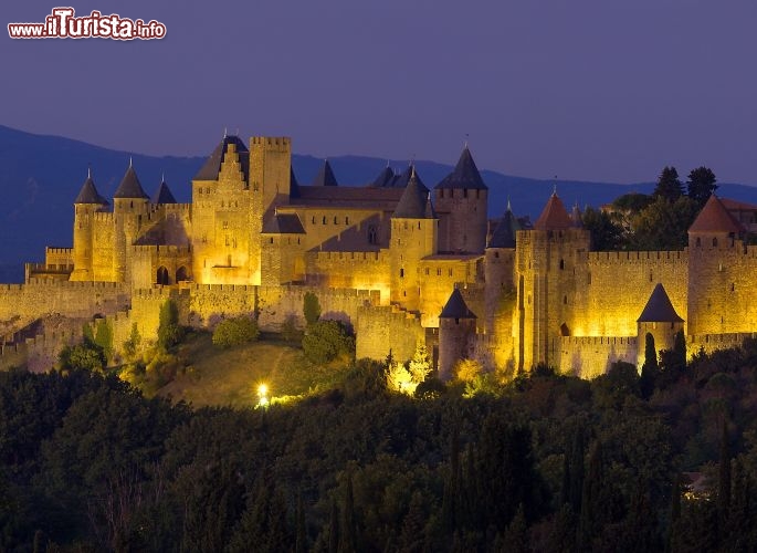 Immagine Carcassonne (Linguadoca-Rossiglione, Francia) con le sue mura ispirò Klaus-Jürgen Wrede per l'ideazione del gioco da tavolo Carcassonne, pubblicato in Italia da Venice Collection, che consiste nella creazione di un paesaggio medievale con tanto di cittadella fortificata, torri e ponti - © Paul Palau