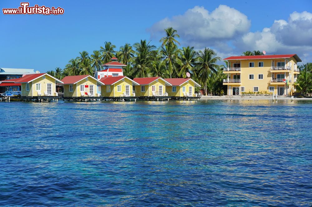 Immagine Un pittoresco resort con casette sull'acqua a Carenero Island, Bocas del Toro, Panama, America Centrale.