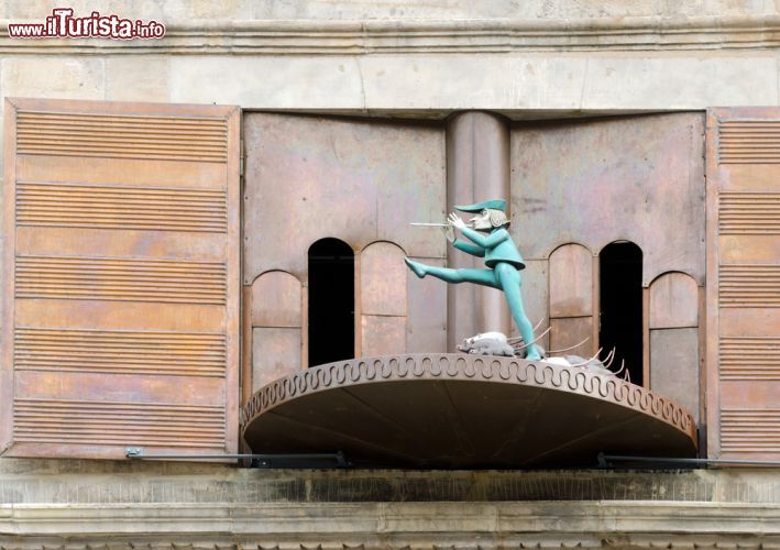 Immagine Carillon del Pifferaio Magico a Hameln, Germania. Anche l'edificio Hochzeitshaus, elegante palazzo rinascimentale in pietra, richiama il tema della famosa fiaba che ha reso nota la città. E' infatti impreziosito da un carillon di 39 campane: il pifferaio ripete la sua magia attirando i topi sulle note di melodie famose alle 9.35 e alle 11.35 di tutti i giorni - © villorejo / Shutterstock.com
