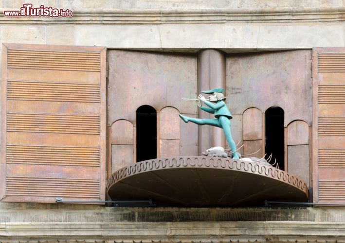 Immagine Carillon del Pifferaio Magico a Hameln, Germania. Anche l'edificio Hochzeitshaus, elegante palazzo rinascimentale in pietra, richiama il tema della famosa fiaba che ha reso nota la città. E' infatti impreziosito da un carillon di 39 campane: il pifferaio ripete la sua magia attirando i topi sulle note di melodie famose alle 9.35 e alle 11.35 di tutti i giorni - © villorejo / Shutterstock.com