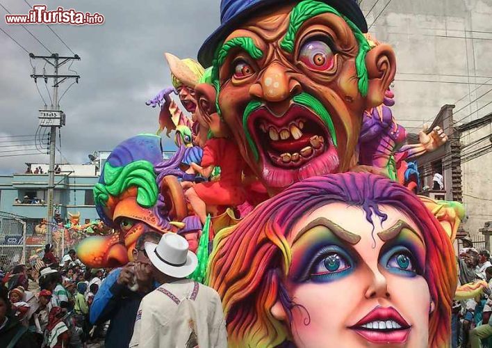 Immagine Carnevale a Ipiales: la città colombiana ospita ogni anno un coloratissimo carnevale mascherato, il "Carnaval Multicolor de la Frontera".