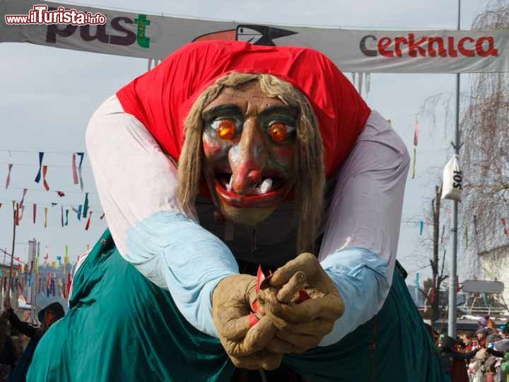 Immagine Carnevale di Cerknica, Slovenia - Una tradizionale maschera indossata durante i festeggiamenti carnascialeschi ospitati in città. Ogni regione della Slovenia ha le sue tradizioni e i costumi sono differenti: a Cerknica, ad esempio, epicentro della caccia alle streghe, la figura principale è la madre di tutte le fattucchiere, la vecchia Ursula, che gira circondata da creature della notte come gufi, pippistrelli e diavoli © FotoIvanKebe / Shutterstock.com