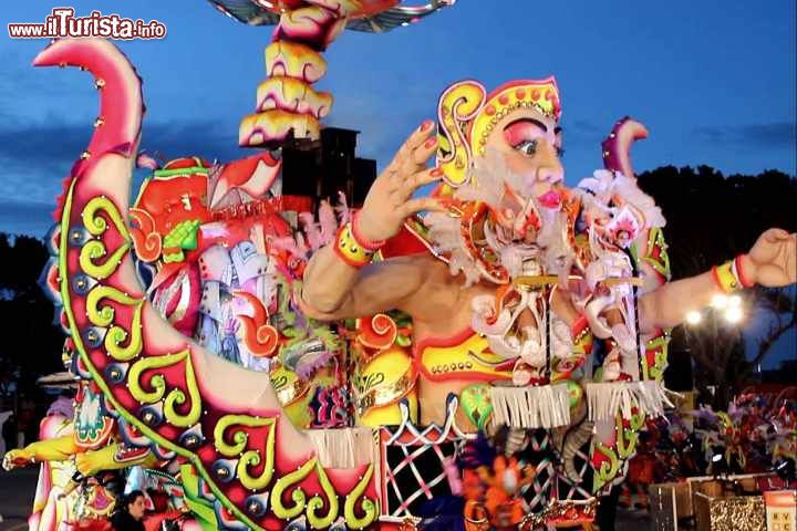 Immagine Il carnevale di Malta a La Valletta. Appuntamento imperdibile per il folclore e la tradizione, il carnevale si festeggia con carri allegorici e colori. E' una delle feste più antiche del paese: risale infatti ai tempi dell'Ordine dei Cavalieri di Malta.