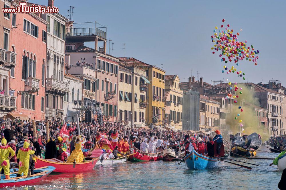 Immagine Carnevale di Venezia, Veneto: la tradizionale sfilata delle maschere lungo i canali della città  - © Gentian Polovina / Shutterstock.com