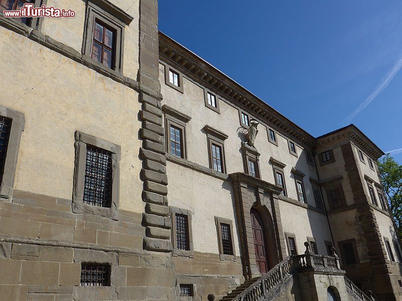 Immagine Carpegna, Marche: il Palazzo dei Principi di Carpegna nel centro storico - © Massimo Telò -, CC BY-SA 4.0, Wikipedia