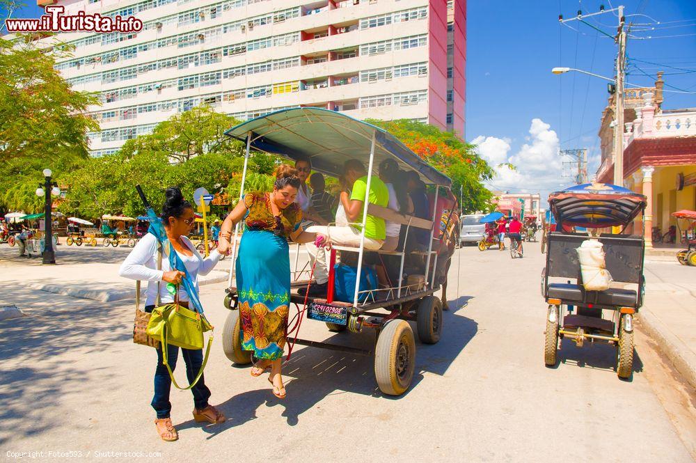 Immagine Un carretto trainato da un cavallo trasporta le persone, come un taxi, nel centro della città di Ciego de Avila (Cuba) - © Fotos593 / Shutterstock.com