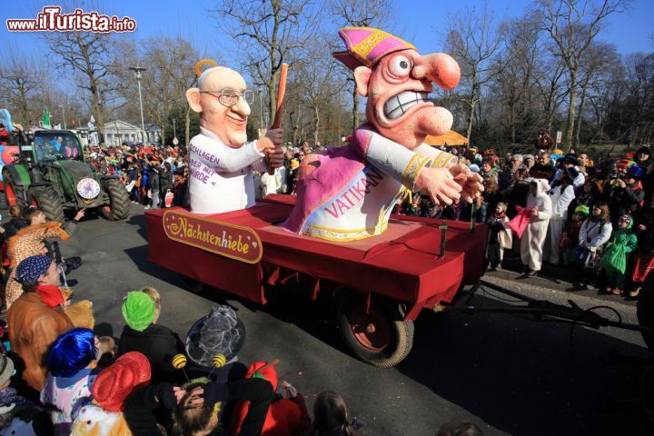 Immagine Carri allegorici al carnevale di Dusseldorf in Germania. Anche Papa Francesco tra le star della festa - © Thomas Quack / Shutterstock.com