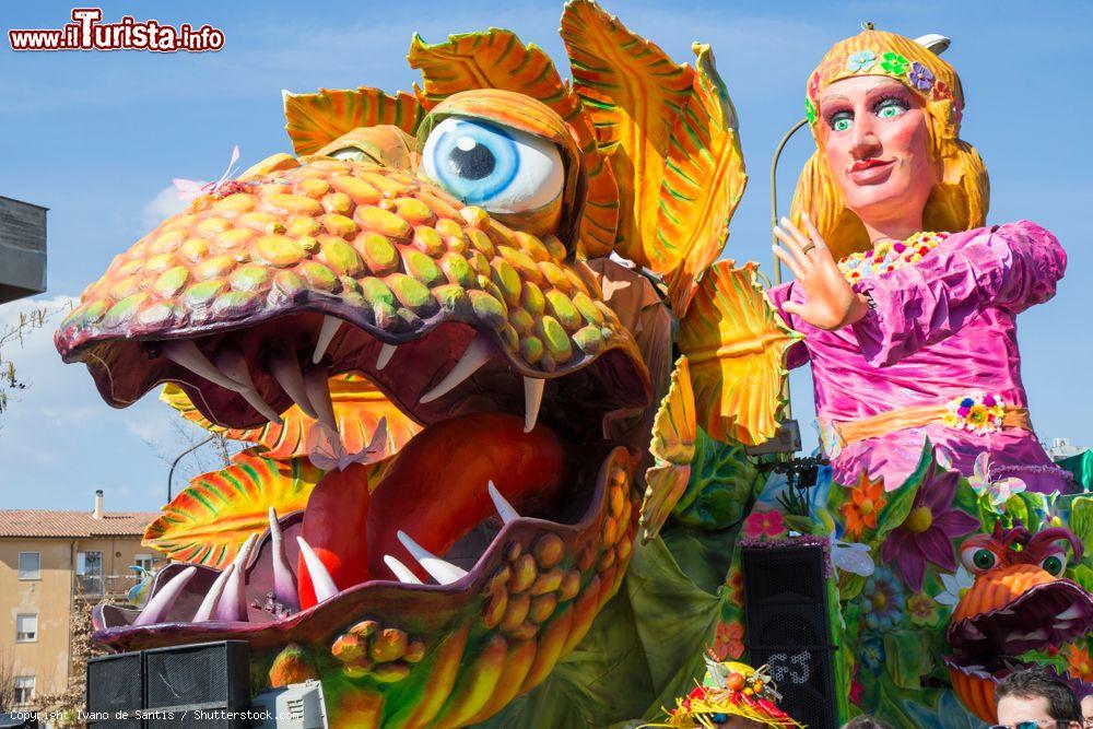 Immagine Carri allegorici, maschere e tanto divertimento al Carnevale di Civita Castellana nel Lazio - © Ivano de Santis / Shutterstock.com