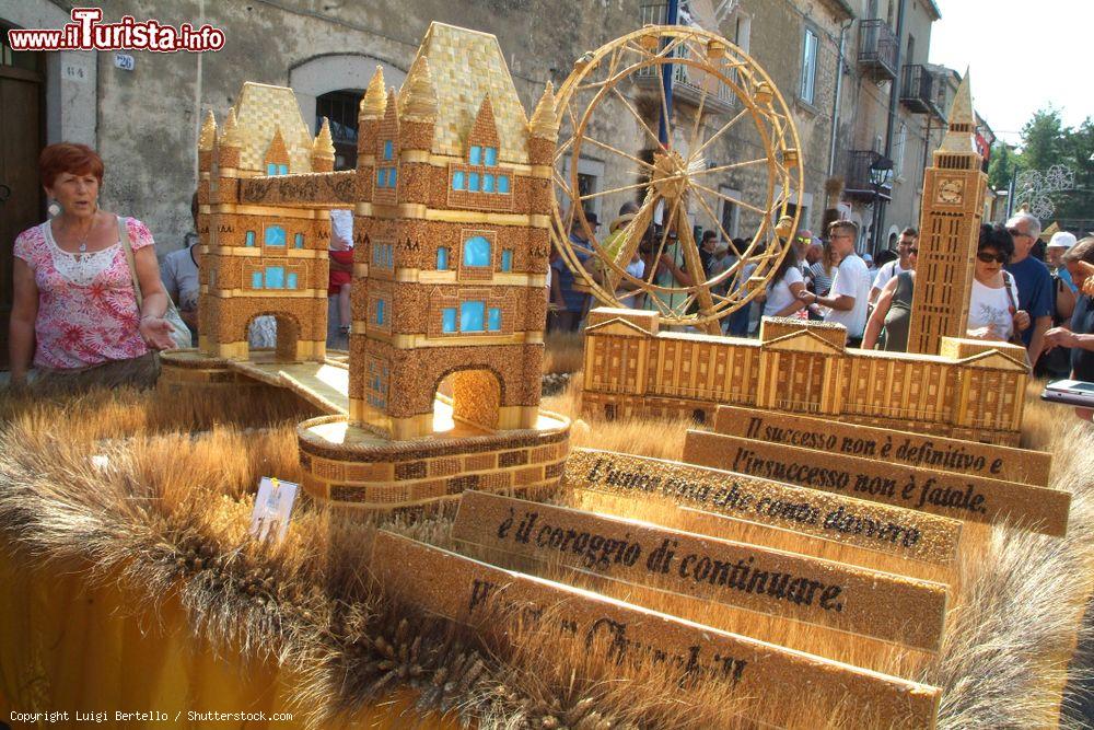 Immagine Carri decorati con spighe alla Festa del Grano di Jelsi in Molise. - © Luigi Bertello / Shutterstock.com