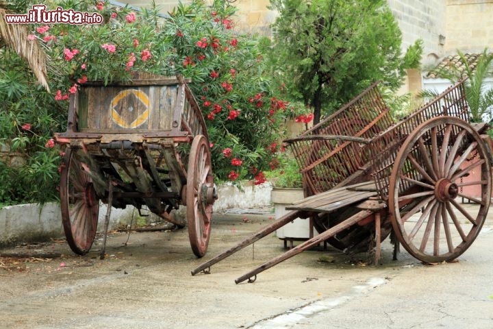 Immagine Carri in legno nel centro storico di Baeza, Andalusia, Spagna - © Ammit Jack / Shutterstock.com