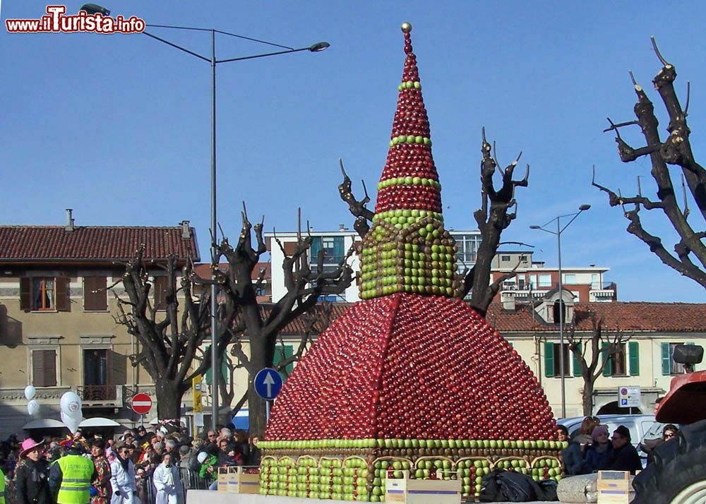 Immagine CarrinFrutta, le sflilate con la frutta al Carnevale di Saluzzo in Piemonte