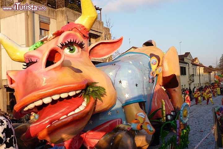 Immagine Carro allegarico al carnevale di Salzano