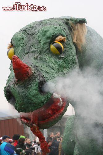 Immagine Carro allegorico al carnevale di Cerknica, Slovenia - Uno dei carri allegorici allestiti in occasione della festa di carnevale di Cerknica che ogni anno attira frotte di turisti © padu_foto / Shutterstock.com