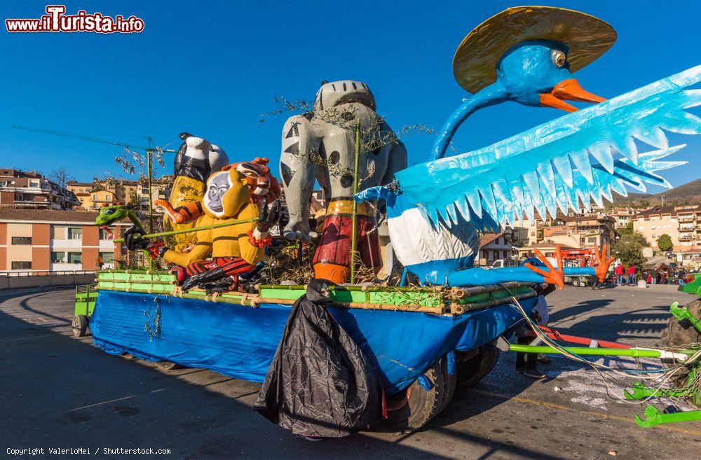 Immagine Carro allegorico nel centro storico di Poggio Mirteto durante il Carnevale Liberato - © ValerioMei / Shutterstock.com