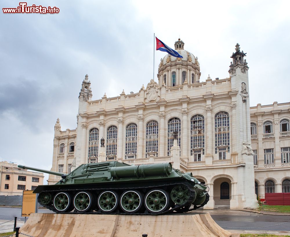 Immagine L'ex palazzo presidenziale ospita il Museo de la Revoluciòn. Il carro armato che si vede nell'immagine fu utilizzato da Fidel Castro nella battaglia di Giròn.