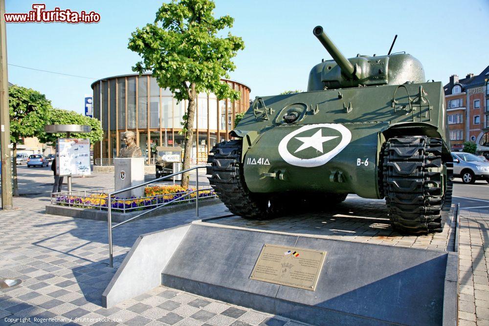 Immagine Carroarmato Sherman accanto alla statua del generale McAuliffe a Bastogne, Belgio - © RogerMechan / Shutterstock.com