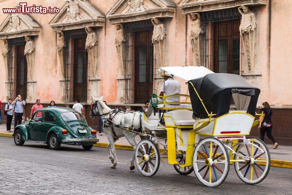 Immagine Carrozza con cavallo in tour con turisti lungo le vie di Merida, Messico - © photoshooter2015 / Shutterstock.com