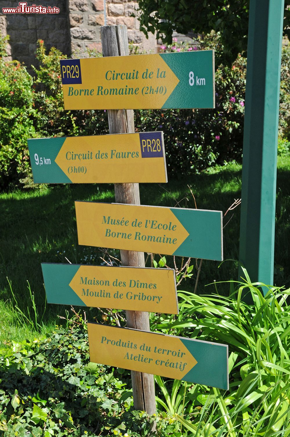 Immagine Cartelli segnaletici in centro a Chatelus, piccolo borgo dell'Alvernia in Francia
