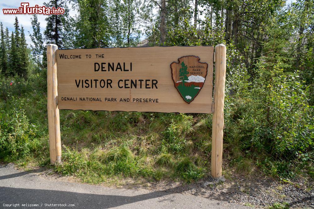 Immagine Cartello di benvenuto al Denali National Park, Alaska. All'interno si trovano aree per campeggiare, centri per i visitatori e diverse stazioni di ranger - © melissamn / Shutterstock.com
