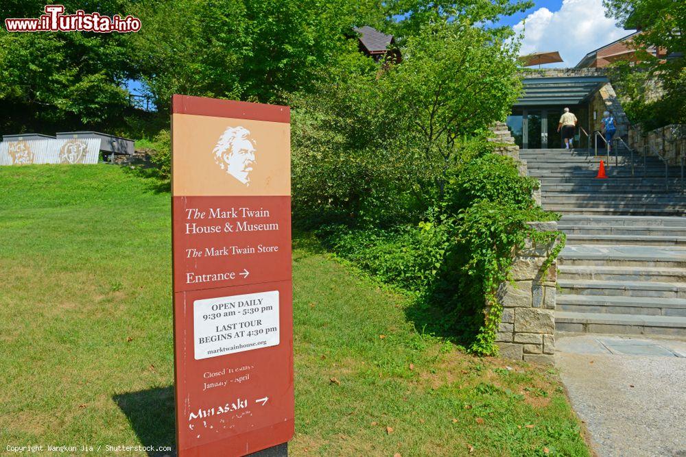 Immagine Cartello d'ingresso alla casa di Mark Twain a Hartford, Connecticut (USA). Tra il 1874 e il 1891 questo edificio in stile gotico americano situato nel centro della città è stata dimora dello scrittore - © Wangkun Jia / Shutterstock.com