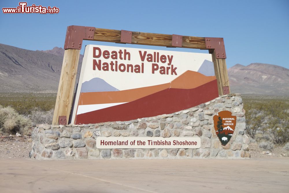 Immagine Il cartello d'ingresso alla Death Valley, California, Stati Uniti d'America. Questa meta turistica è perfetta per gli appassionati di escursionismo, di flora e fauna, per gli sportivi ma anche per chi ha interessi storico-culturali.