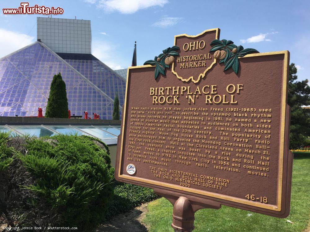 Immagine Cartello informativo sul Rock and Roll Hall of Fame di Cleveland, Ohio. Aperto al pubblico nel settembre 1995, ogni giorno è visitato da migliaia di persone - © Jennie Book / Shutterstock.com