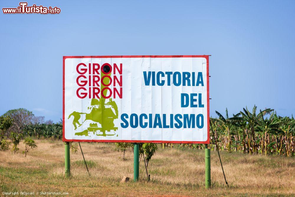 Immagine Cartello pubblicitario sulla strada per Playa Giron, Cuba. Accanto alla scritta Giron, la ben eloquente dicitura "Victoria del Socialismo" - © Delpixel / Shutterstock.com