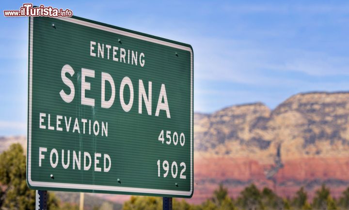 Immagine Cartello stradale di ingresso nella città di Sedona, Arizona. Sullo sfondo, le formazioni rocciose in arenaria - © Paul Matthew Photography / Shutterstock.com