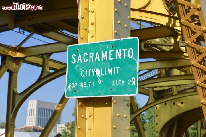 Immagine Segnale di limite sul ponte sopra il fiume Sacramento, California - Il più lungo fiume della California scorre in direzione sud per 719 chilometri nella valle chiamata Sacramento Valley © Felix Lipov / Shutterstock.com