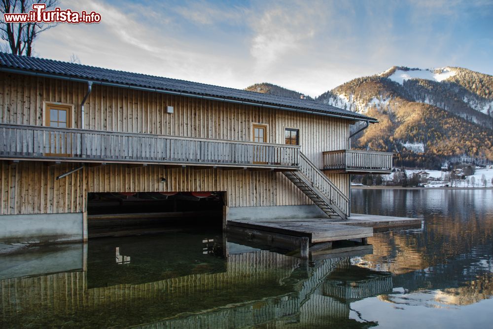 Immagine Una casa-barca sul lago Fuschl nella cittadina di Fuschl am See, Austria. Sullo sfondo, la montagna Filbling innevata.