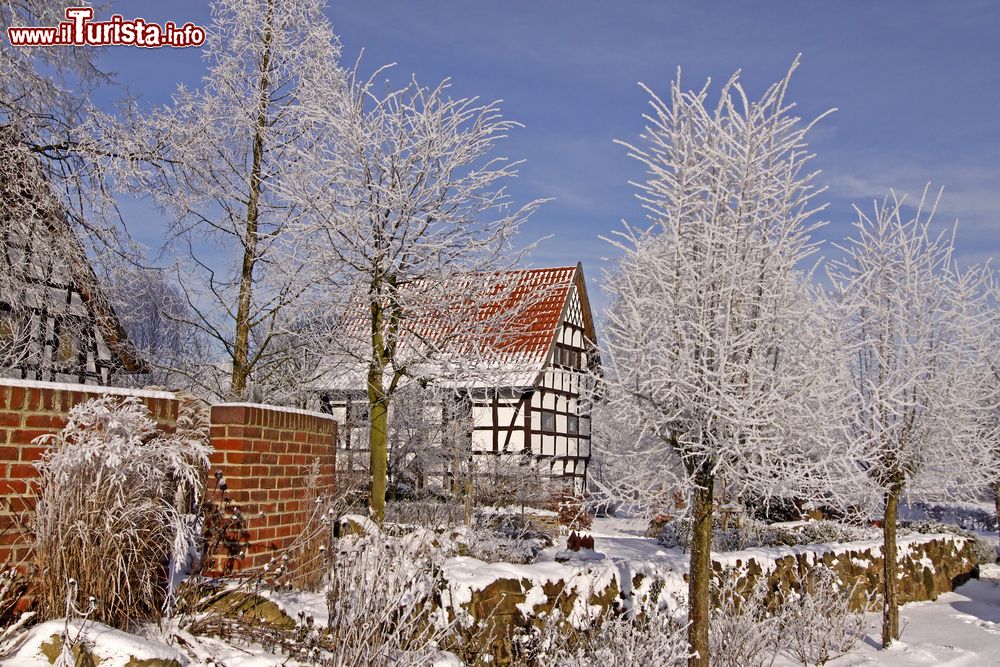 Immagine Casa a graticcio a Hilter-Eppendorf in inverno, Osnabruck, Germania. Costruita con intelaiature in legno collegate fra di loro, la casa a traliccio è particolarmente diffusa nei paesi di lingua tedesca.