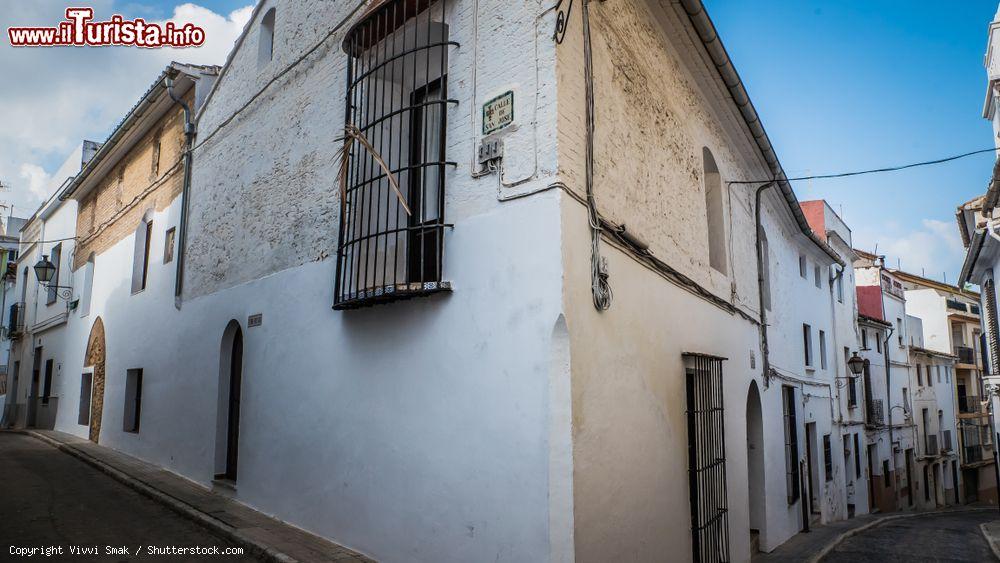 Immagine Casa Abadia de Sant Roc, antico edificio nel cuore di Oliva (Spagna). Lo stile è mudejar o iberico posto moresco - © Vivvi Smak / Shutterstock.com