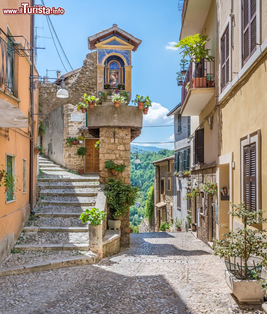 Immagine Una casa ad angolo nel centro storico di Subiaco, provincia di Viterbo, Lazio.