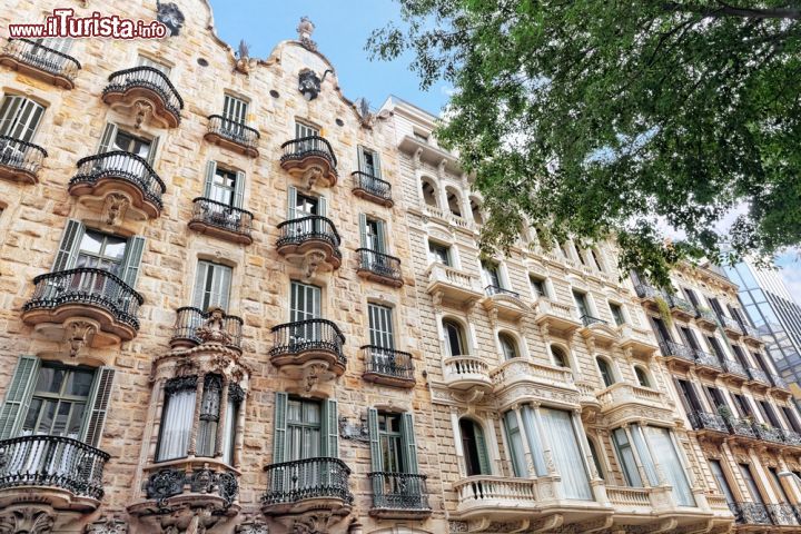 Immagine Casa Calvet, opera di Gaudì a Barcellona, Spagna. Progettata da Gaudì per un produttore tessile che la utilizzò come negozio al piano terra e appartamento in quelli superiori, casa Calvet è un edificio del 1899 situato nel quartiere Eixample di Barcellona - © Brian Kinney / Shutterstock.com