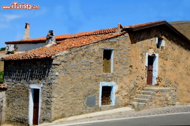 Immagine Casa in pietra nel centro storico di Austis in Sardegna - © Pietro Fadda / www.comune.austis.nu.it