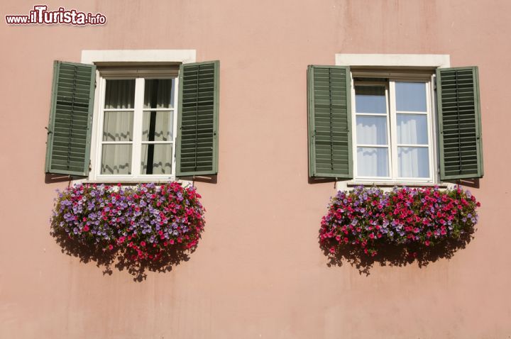 Immagine Casa nel centro storico di Chiusa con i classici gerani alle finestre, tipici dei  borghi dell'Alto Adige - © KN/ Shutterstock.com