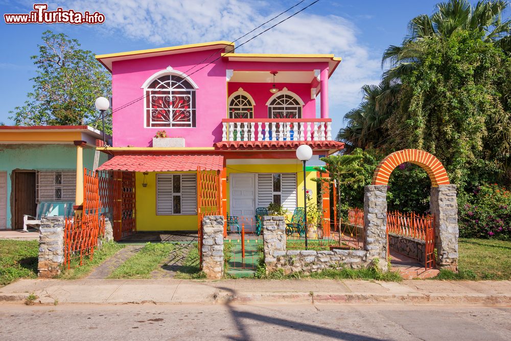 Immagine Una curiosa casa colorata nella cittadina di Viñales, nella provincia più occidentale di Cuba, quella di Pinar del Rio.