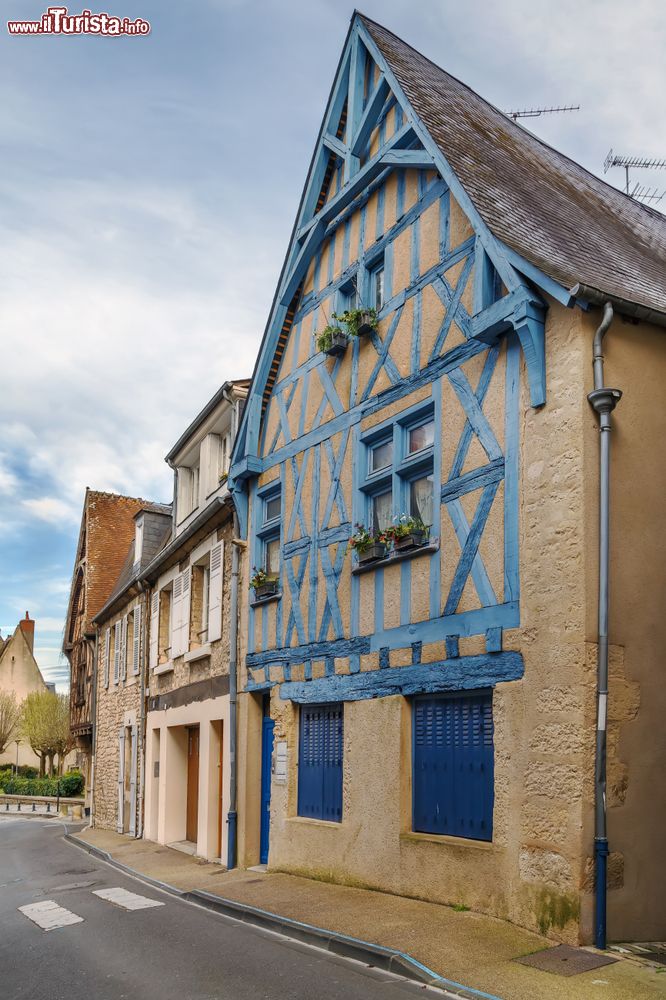 Immagine Casa con decorazione a graticcio color azzurro in una via di Nevers, Francia.